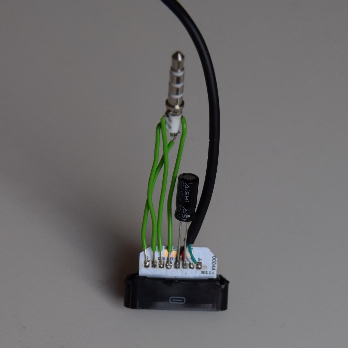 Der 3,5mm-AUX-Stecker wurde mit kürzeren Drähten neu angebracht, weil ich zunächst nicht sicher war, ob das Rauschen nicht einfach durch Einstreuungen von außen auf den ultra-dünnen und schlecht isolierten Kabeln verursacht wurde. Später kam am USB-Kabel dann noch ein 10-µF-Kondensater zum Filtern der Störspannung hinzu.